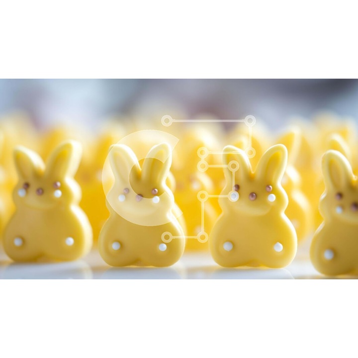 Puzzle din lemn Intrahome, 10x10 cm, 25 piese, imagine cu iepurasi galbeni pe masa, cutie din lemn wenge