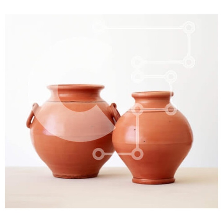 Puzzle din lemn Intrahome, 10x10 cm, 25 piese, imagine cu doua baze ceramice rosii pe masa alba, cutie din lemn wenge