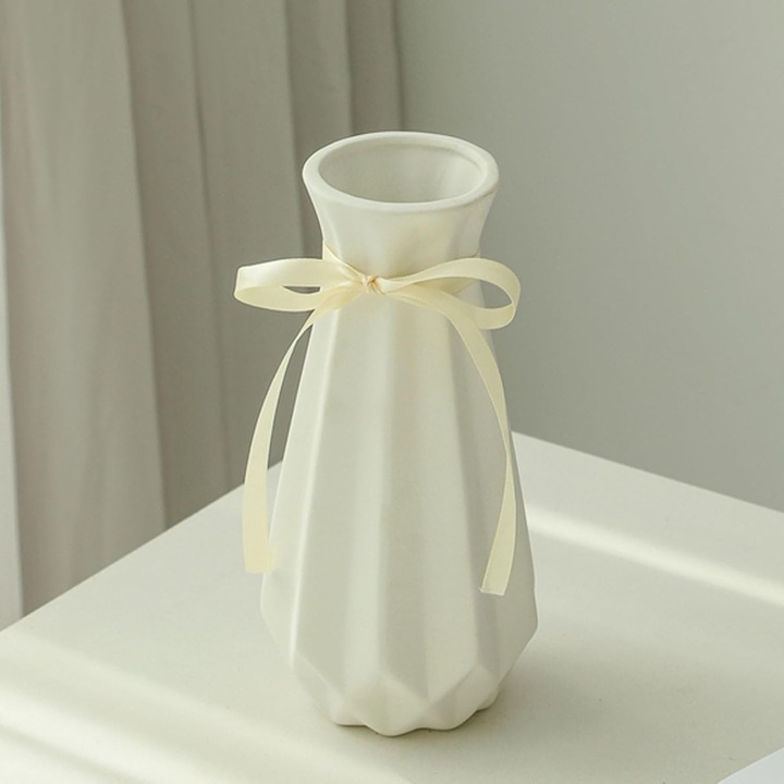 Vaza ceramica Origami cu panglica, inaltime 20 cm, design artistic in stil geometric, potrivita pentru decorarea moderna a casei