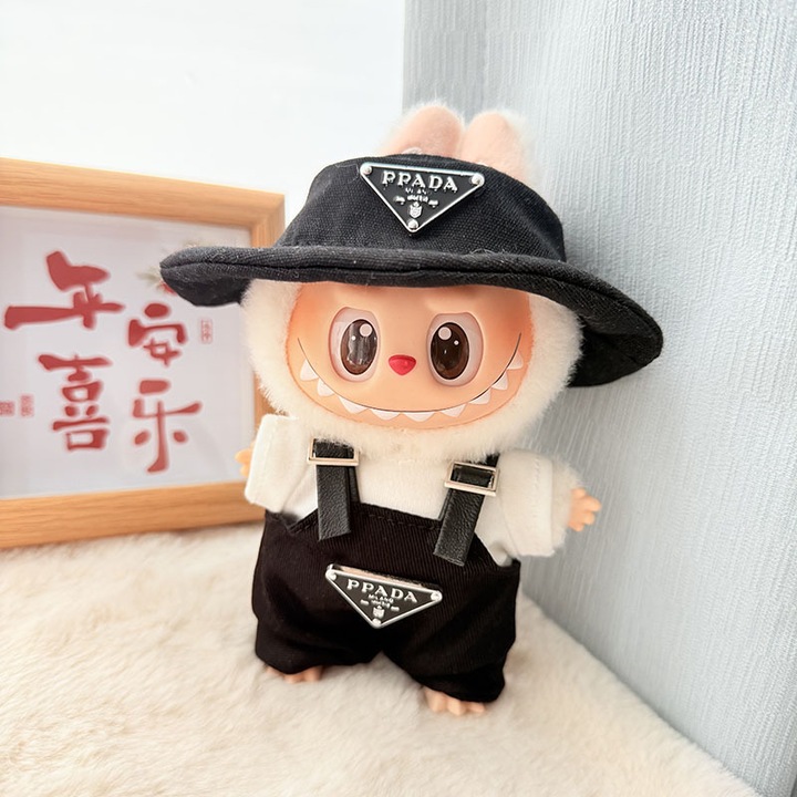 Set haine pentru papusi 17cm, salopeta triunghi inversat, palarie PPD, tricou alb