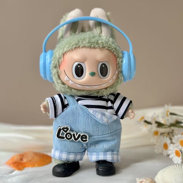 Set haine pentru papusi, pantaloni din denim, tricou cu dungi alb-negru, pantofi negri, casti albastre, 14-18cm