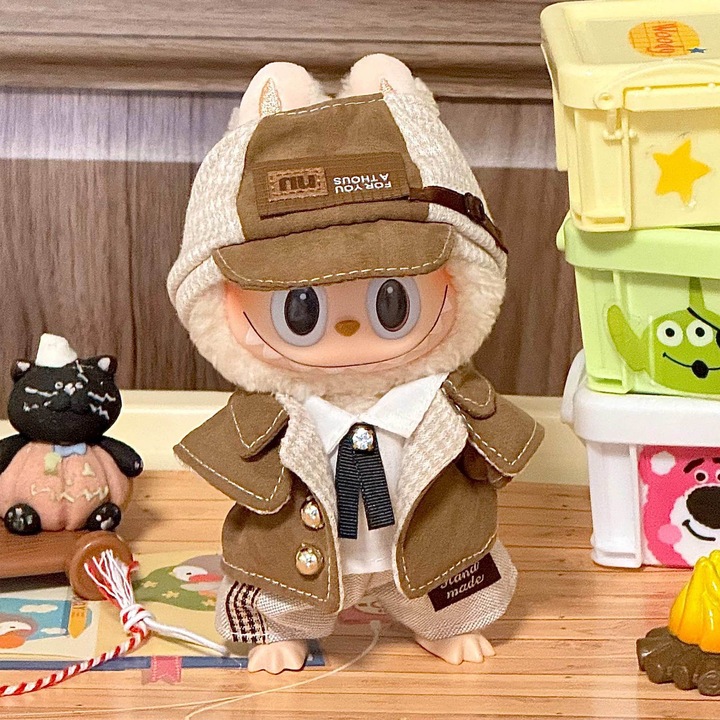 Labubu babaruha szett, barna öltöny