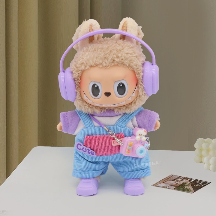 Babaruha szett, kék nadrág, lila és fehér póló, lila cipő, lila fejhallgató, lila kamera, 14-18 cm