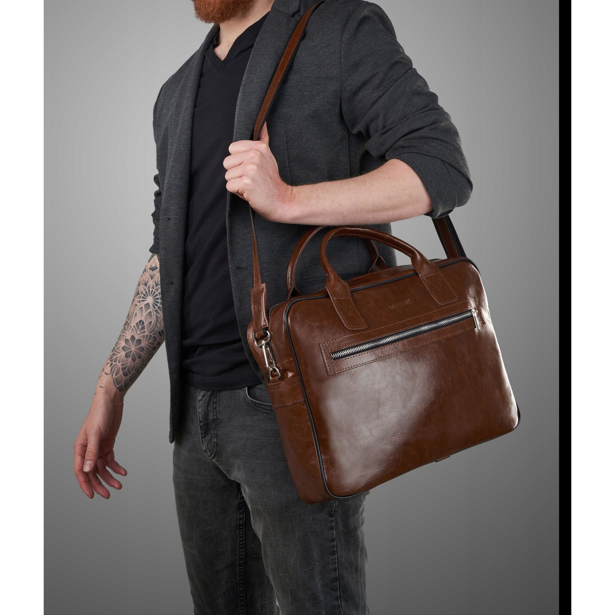 Geanta barbateasca din piele, Brodrene, r05, maro, pentru laptop de 15,6 inch, 3 buzunare, curea de umar reglabila, picioare metalice, finisaj elegant, material: piele naturala, dimensiuni: 29 cm inaltime, 40 cm latime, 9 cm adancime, culoare interior: