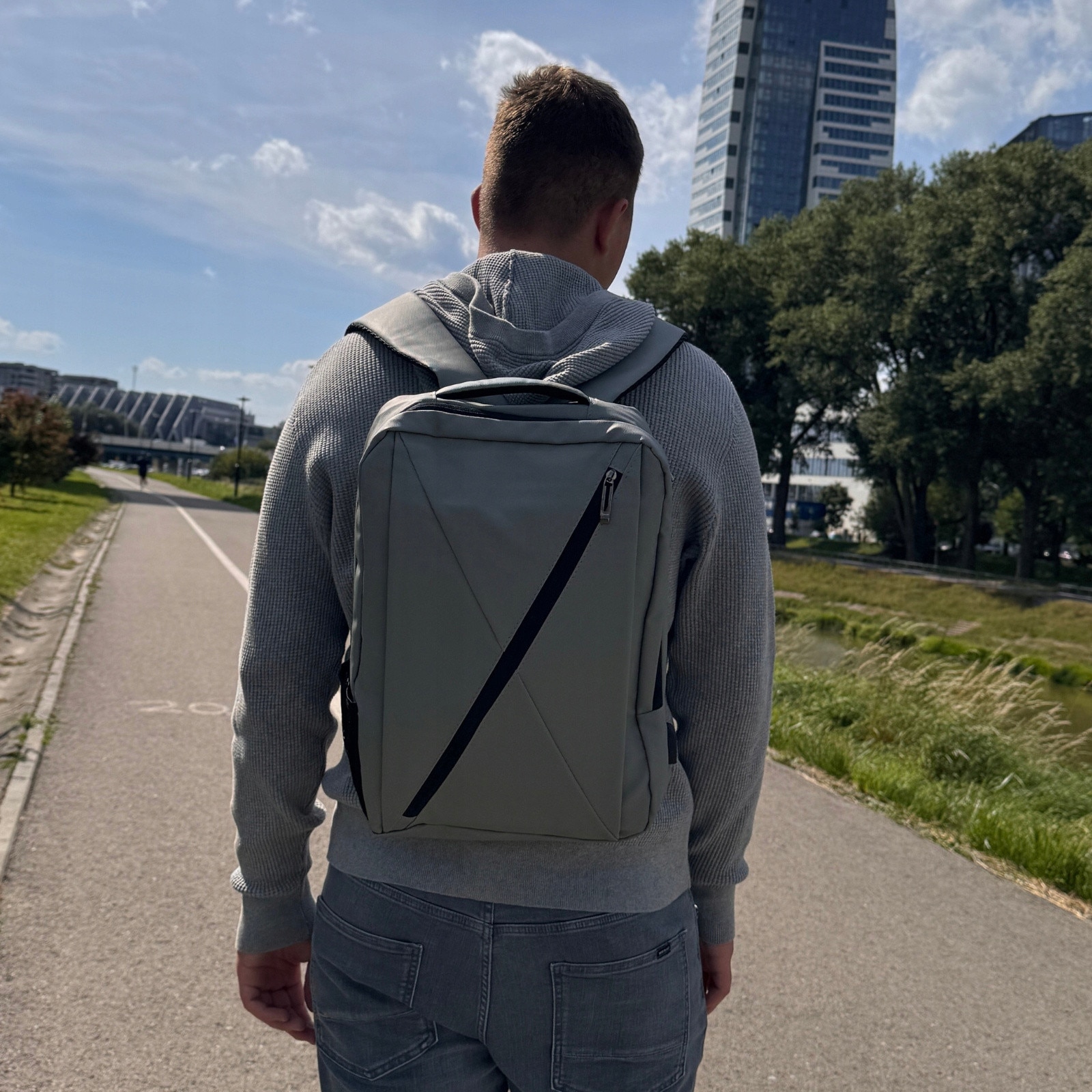 Rucsac scolar tineret VIO poliester gri, 43x30x11 cm, 14,2 L, pentru laptop 15,6”, femei/barbati, telefon si documente, curea pe valiza, BK91109grey