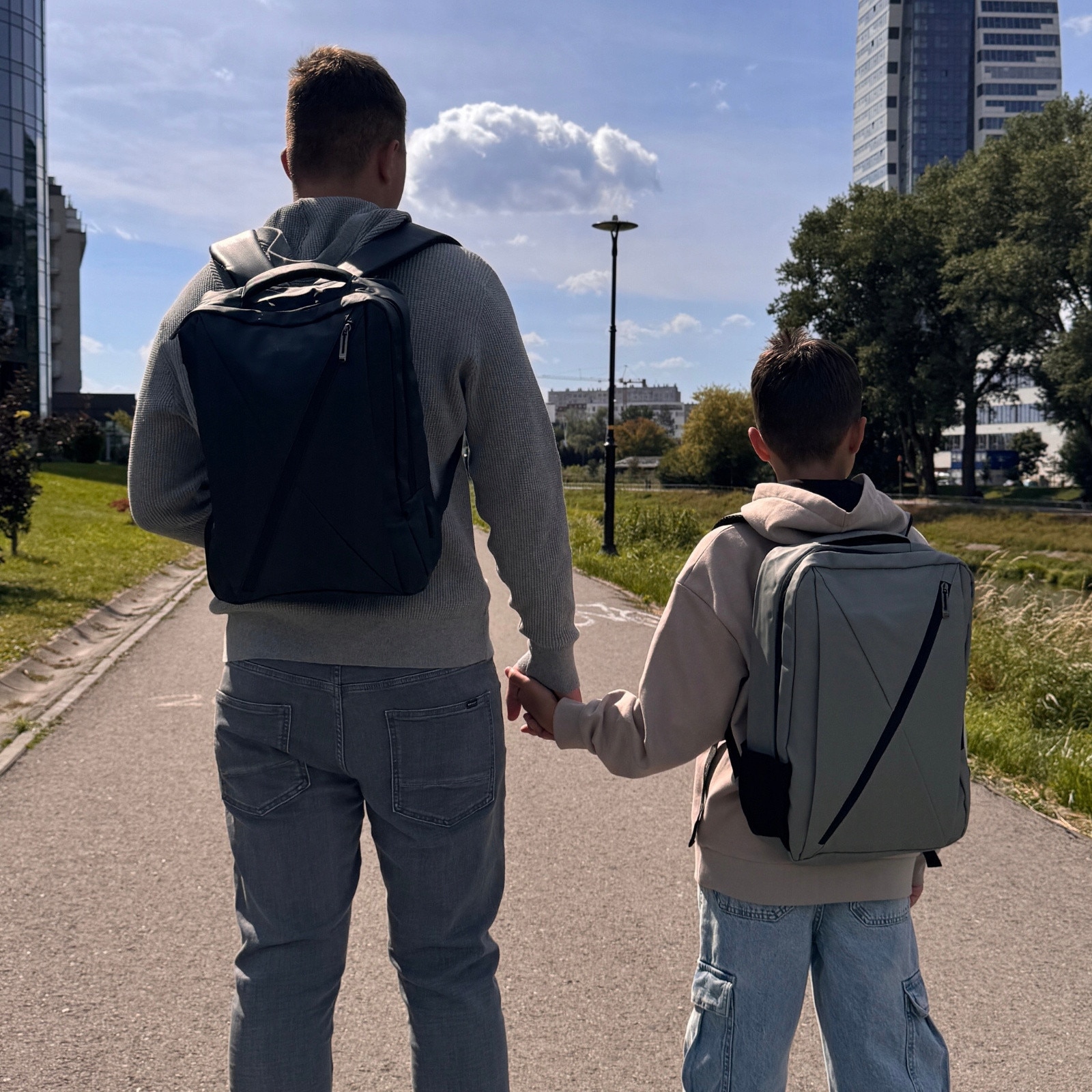 Rucsac scolar tineret VIO poliester gri, 43x30x11 cm, 14,2 L, pentru laptop 15,6”, femei/barbati, telefon si documente, curea pe valiza, BK91109grey