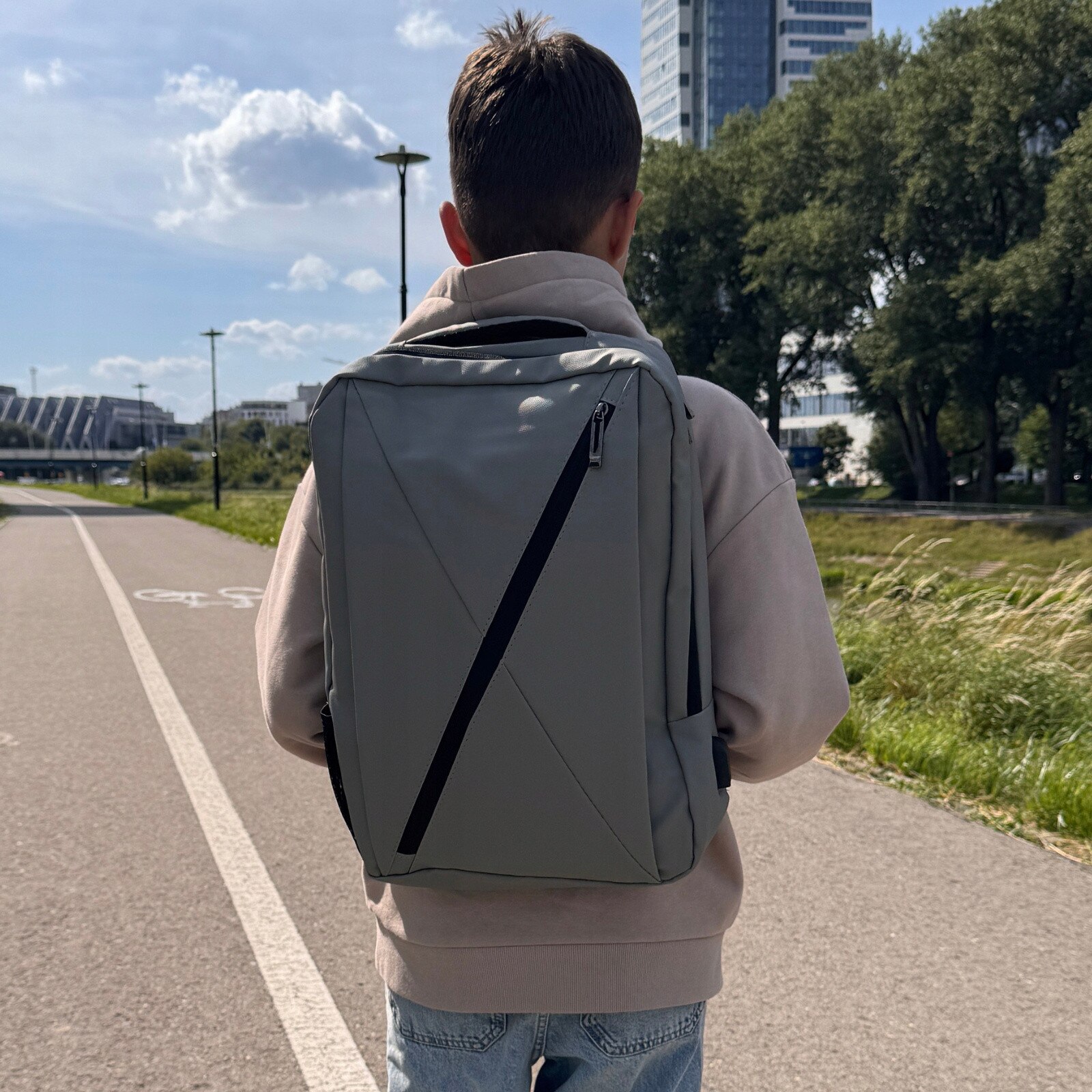 Rucsac scolar tineret VIO poliester gri, 43x30x11 cm, 14,2 L, pentru laptop 15,6”, femei/barbati, telefon si documente, curea pe valiza, BK91109grey