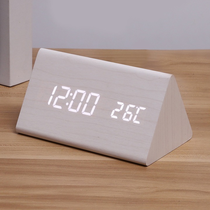 Fehér bambusz háromszög digitális ébresztőóra, LED, 4 fényerő szint, hőmérséklet, dátum, 3 ébresztés, 12x12x12cm