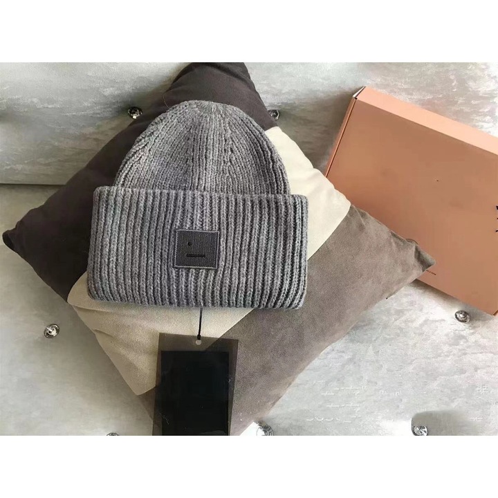 Kötött sapka pároknak, sokszínű, 31-50% gyapjú, négyzet alakú szél, téli szezon