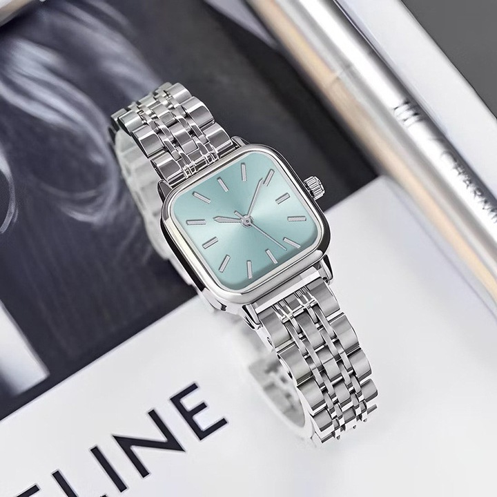 Модерни дамски кварцов часовник със щранг от неръждаема стомана и небесносин циферблат
