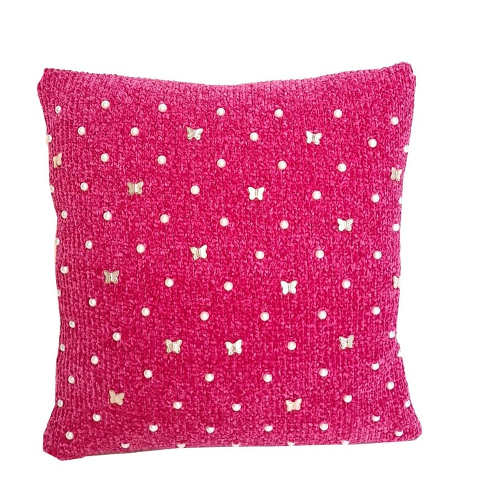 Perna decorativa tricotata manual din fire de poliester moale, roz fucsia, cu perle si fluturi, 40 x 40 cm