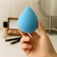 Burete cosmetic pentru fond de ten, forma lacrima, albastru, moale si usor de curatat