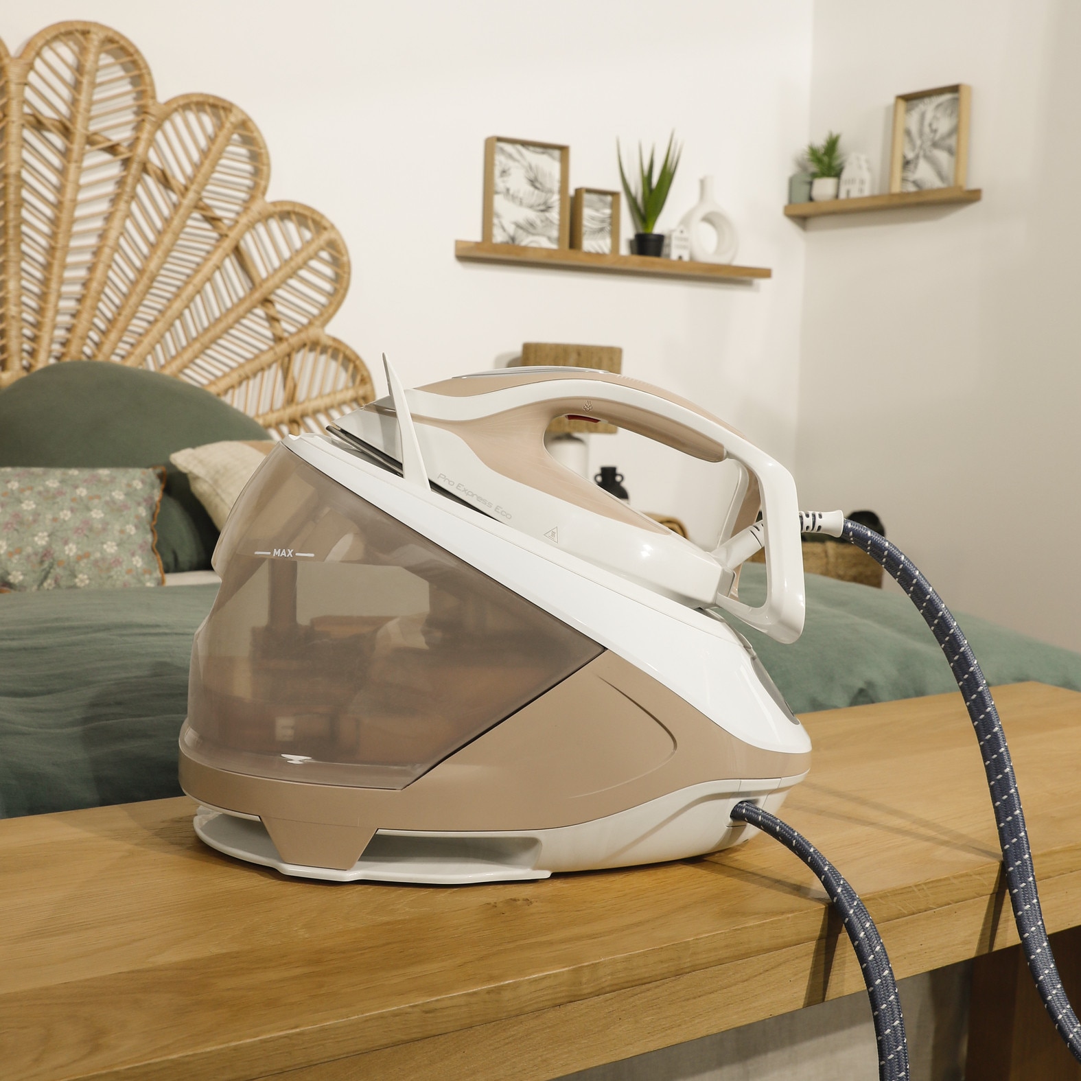 Statie de calcat cu abur Tefal Pro Express Eco GV9E22E0, 2200W, 7.6 bari, jet de abur 550 g/min, abur variabil 0 - 140 g/min, rezervor 1.8L, colector anticalcar, talpa Durilium AirGlide AutoClean, oprire automata, mod Eco, sistem antipicurare, crem & alb