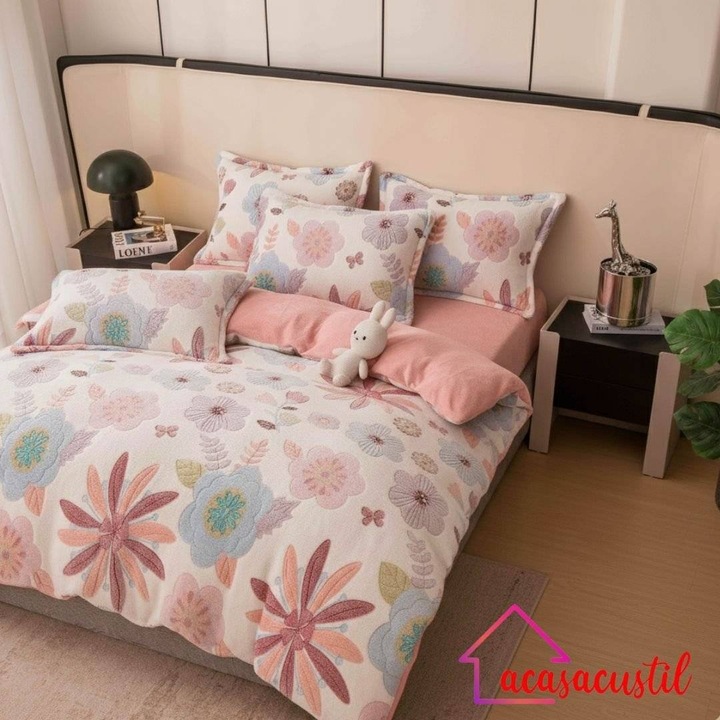 Lenjerie de pat cocolino 4 piese, set plusat moale si calduros, pat 160x200, material gros premium, respirabil si hipoalergenic, cearceaf si fete de perna incluse, model floral, roz pastel