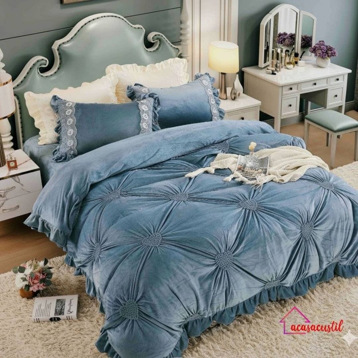 Lenjerie de Pat din Catifea Deluxe, Albastru, 4 Piese, Pat Dublu King Size, Matlasare 3D Plisata, Ultra Moale, Termica & Anti-Alergica – Lux si Confort Premium pentru Dormitor