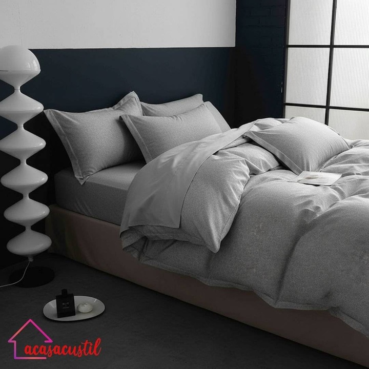 Lenjerie de pat din finet, 6 piese, model minimalist cu trandafiri stilizati, cearsaf cu elastic 180x200 cm, cearsaf pilota 200x220 cm, fete de perna 50x70 si 70x70 cm, Gri