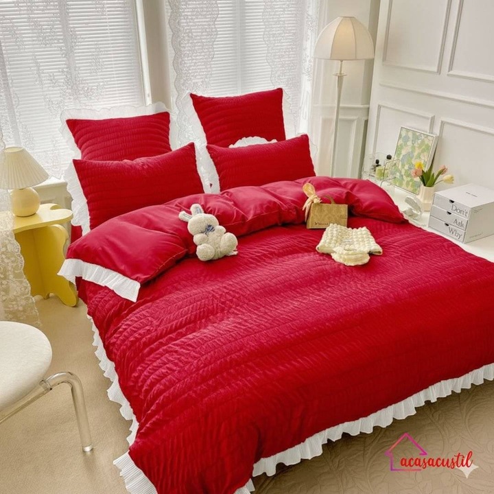 Lenjerie de pat, 6 piese, din bumbac finet texturat cu volanase, cearsaf de pat clasic 230x250 cm, cearsaf pilota 200x230 cm, fete de perna 50x70 si 70x70 cm, Rosu