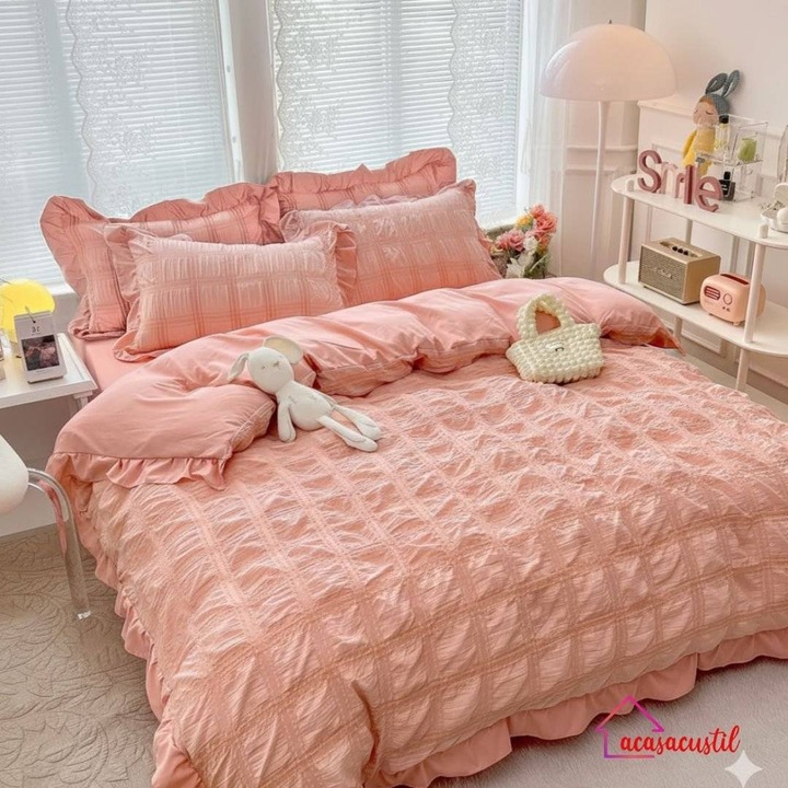 Lenjerie de pat, 6 piese, din bumbac finet texturat cu volanase, cearsaf de pat clasic 230x250 cm, cearsaf pilota 200x230 cm, fete de perna 50x70 si 70x70 cm, Portocaliu