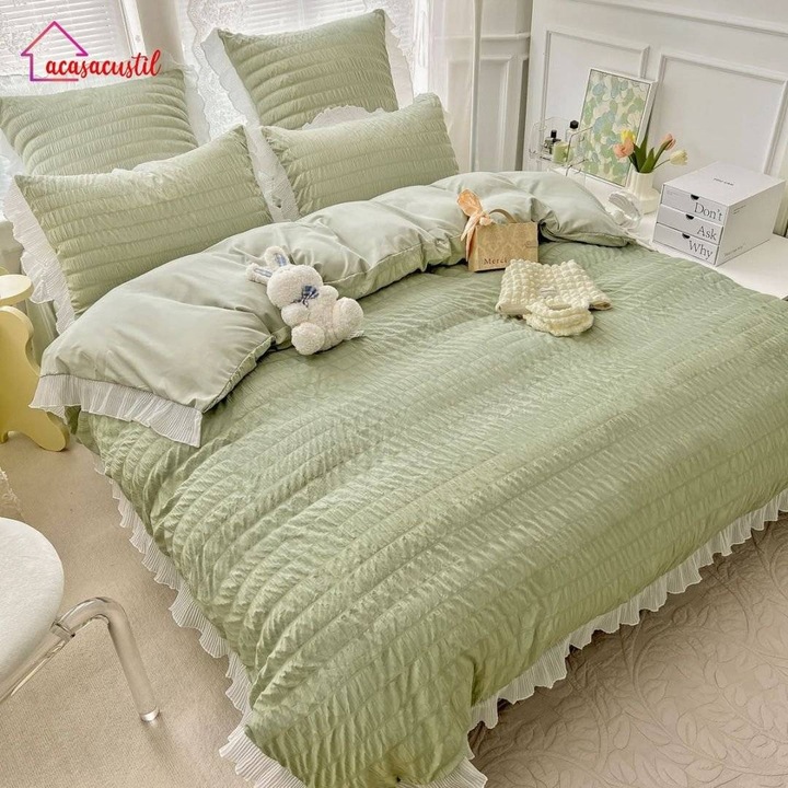 Lenjerie de pat, 6 piese, din bumbac finet texturat cu volanase, cearsaf de pat clasic 230x250 cm, cearsaf pilota 200x230 cm, fete de perna 50x70 si 70x70 cm, Verde