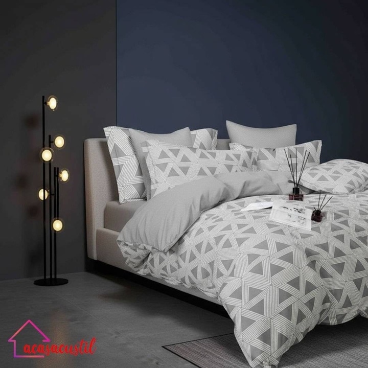 Lenjerie de pat din finet, 6 piese, model geometric modern cu triunghiuri, cearsaf cu elastic 180x200 cm, cearsaf pilota 200x220 cm, fete de perna 50x70 si 70x70 cm, Gri-Alb