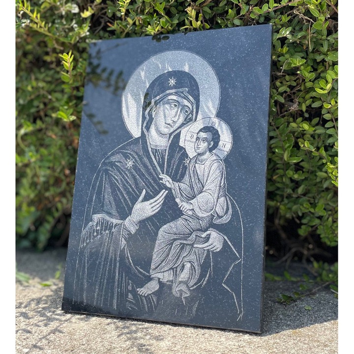 Icoană gravată Maica Domnului cu Pruncul pe granit negru 15x20cm