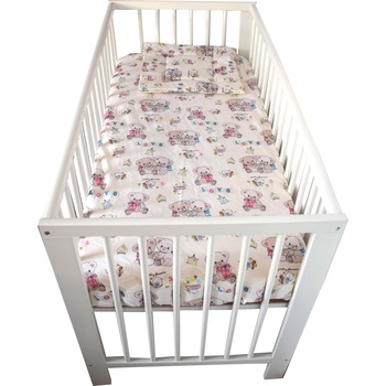 Lenjerie Patut Bebe Novokids™ din BUMBAC 100% , 3 Piese, Dimensiune Universala, PILOTA INCLUSA, Model Ursuleti Love, Alb Lenjerie Patut Bebe Novokids™ din BUMBAC 100% , 3 Piese, Dimensiune Universala, PILOTA INCLUSA, Model Ursuleti Love, Alb