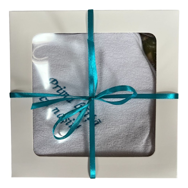Prosop cu capison alb – turcoaz Prima baita cu nasii”, cu saculet mirodenii, 75×75 cm, in cutie, PB002