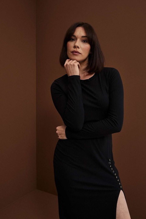 Раирана рокля MOODO, черна, XS, с дълги ръкави и V-образно деколте