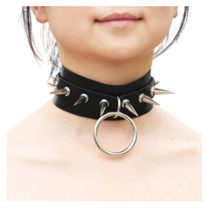 Colier choker ajustabil din piele ecologica neagra, cu tepi si inel mare, stil punk rock, unisex