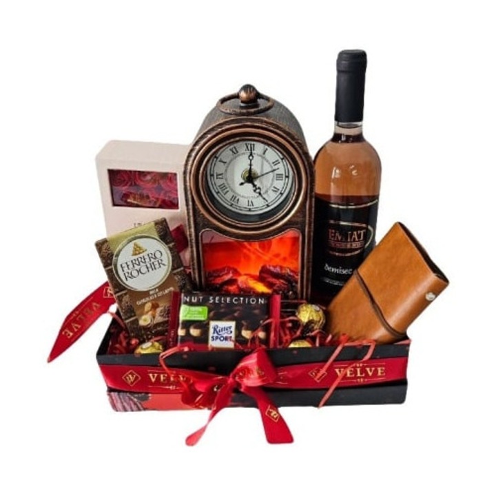Boo Basket Winter cu ceas vintage tip semineu, Vin demisec Premiat 750ml, jurnal de calatorii, cutie cu trandafiri de sapun, selectie de dulciuri, cutie cu imprimeu de Sarbatori, Velve