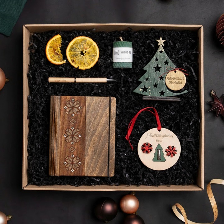 Cadou Craciun 5 piese I Wood Be, realizate si pictate manual, agenda pocket traditionala lemn, pix lemn, decoratiune birou, glob plantabil seminte brad, lumanarea ceara naturala