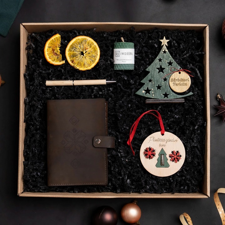 Cadou Craciun 5 piese I Wood Be, realizate si pictate manual, agenda pocket piele de vita premium, pix lemn, decoratiune birou, glob plantabil seminte brad, lumanarea ceara naturala