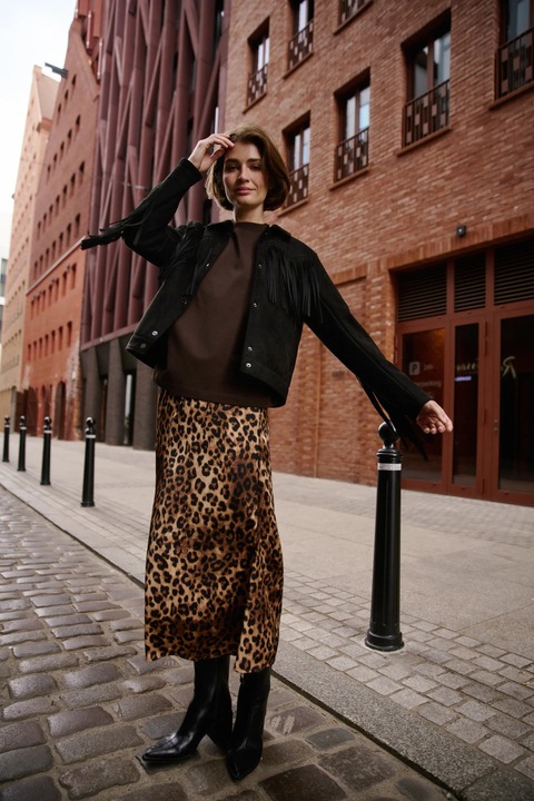 Fekete kabát rojtokkal, Fekete