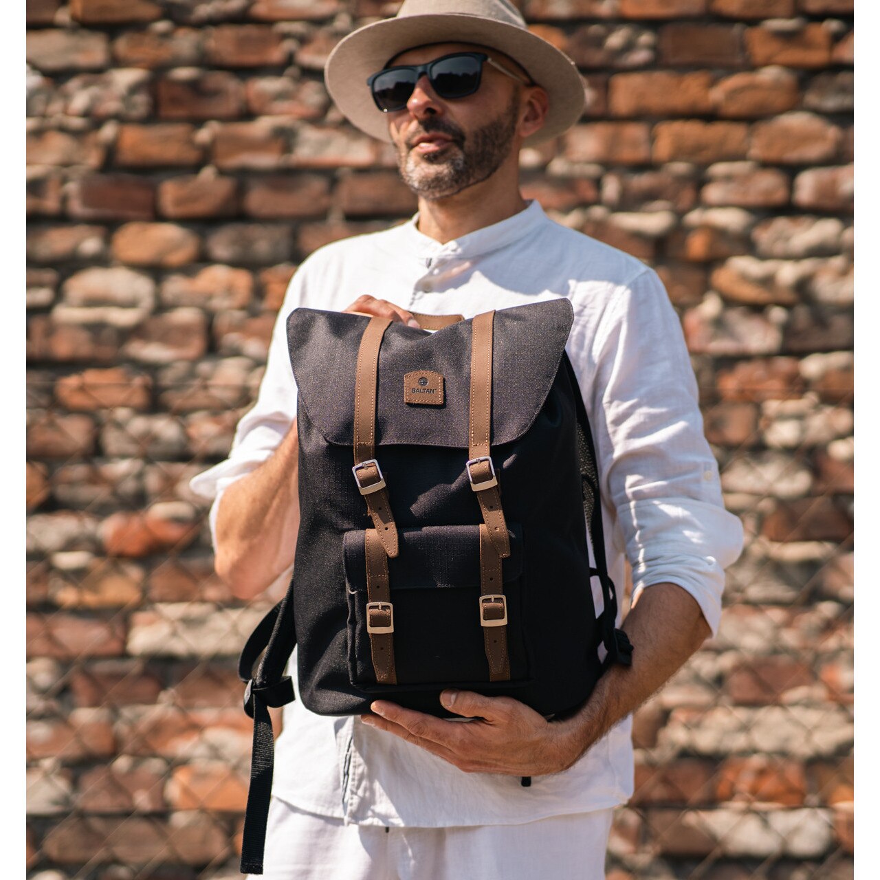Rucsac pentru laptop portabil Baltan City Break, capacitate 26L, rezistent la apa, pentru laptop pana la 17'', Negru