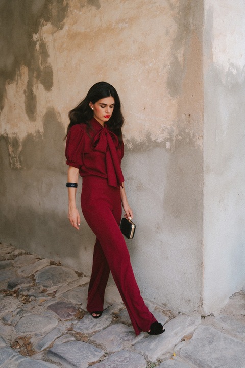 Overál megkötött masnival, Bordó