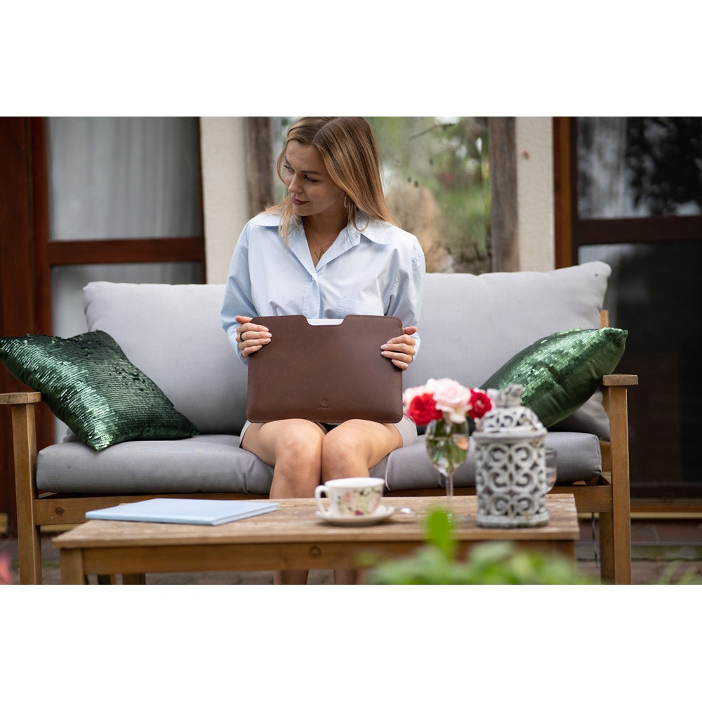 Husa pentru MacBook 13 PRO Baltan Razor 13 inch din piele naturala premium rezistenta la apa, maro inchis