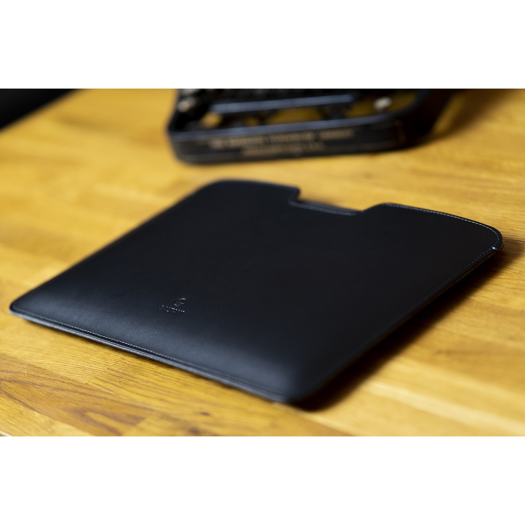 Husa pentru MacBook Air 13 M1 Baltan Razor 13 inch din piele naturala premium rezistenta la apa, negru