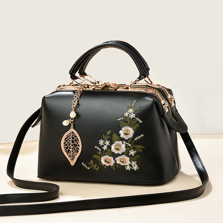 Női táska, levél medállal és hímzett virággal, állítható vállpánttal és két fix fogantyúval, több rekesszel, ökológiai bőr, fekete
