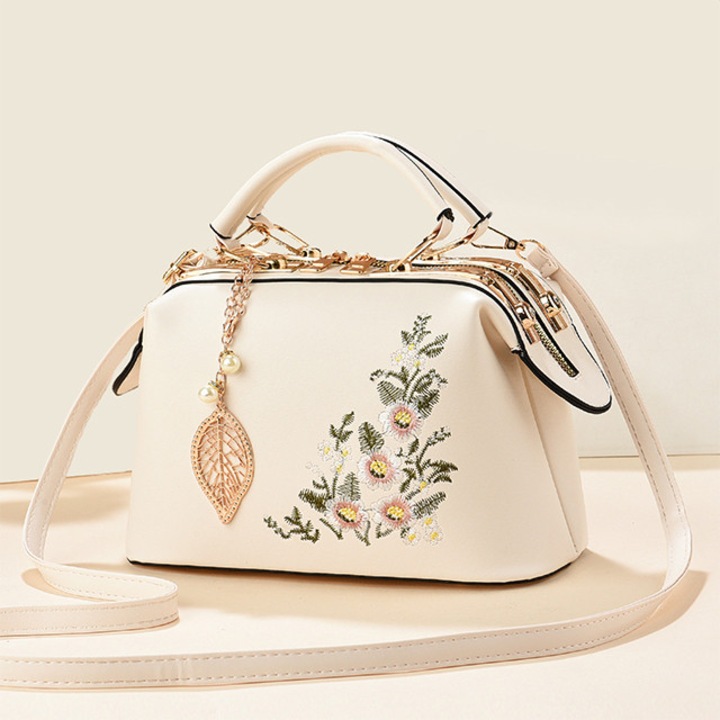 Női táska, levél medállal és hímzett virággal, állítható vállpánttal és két fix fogantyúval, több rekesszel, ökológiai bőr, fehér/krém