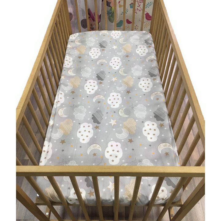 Cearceaf din bumbac, cu elastic pe colturi, culoare gri, pentru patut de bebelusi 120/60cm, din colectia "Vis cu norisori" - CPB56