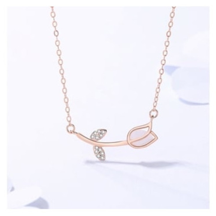 Colier cu pandantiv floral, argint, design elegant, rezistent la zgarieturi