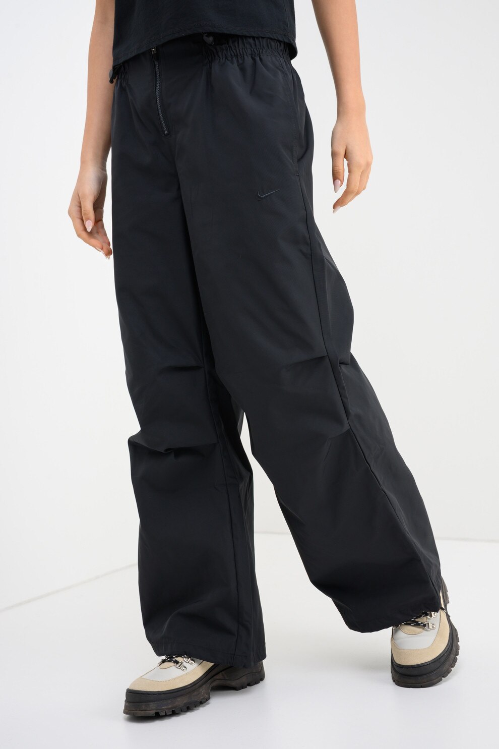 Nike, Pantaloni de trening cu croiala lejera si buzunare laterale, Negru, XS