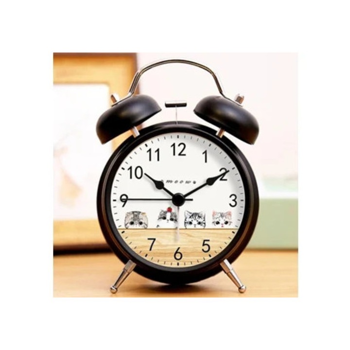 Fekete kerek fém díszóra macskával, csendes, utazáshoz