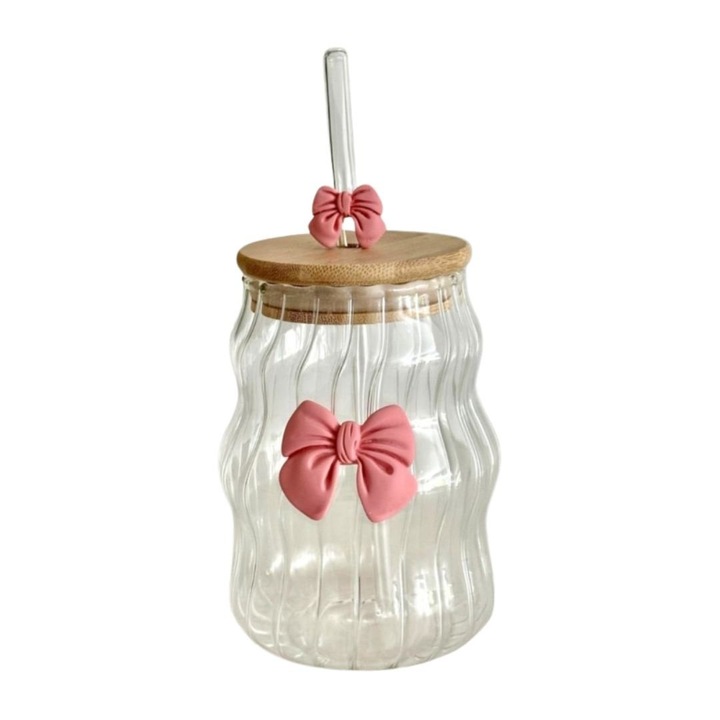 Pahar din sticla borosilicata, cu capac din bambus si pai din sticla, eCarla, 450 ml, design ondulat cu fundita roz, SZK183