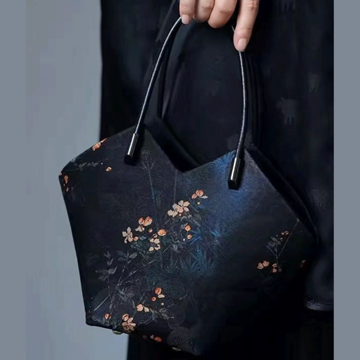 Elegáns női szatén táska, trapéz fazon, virágmintás, tökéletes irodába, eseményekre és alkalmi-sikkes öltözékekhez, fekete, PriStyle®