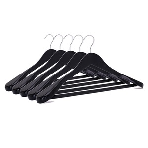 Umerase pentru haine si suporturi