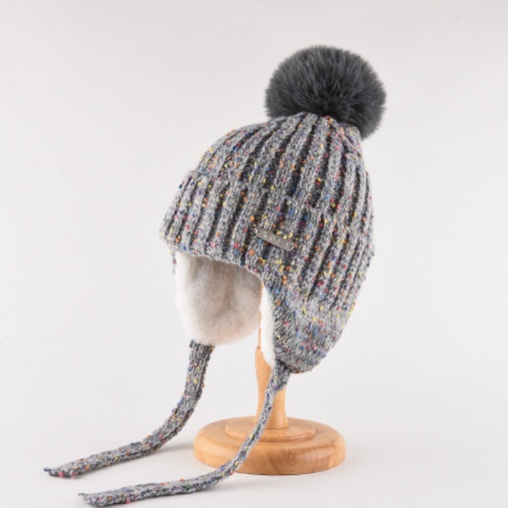 Дамска шапка трапер, подплатена с полар, на точки, сива