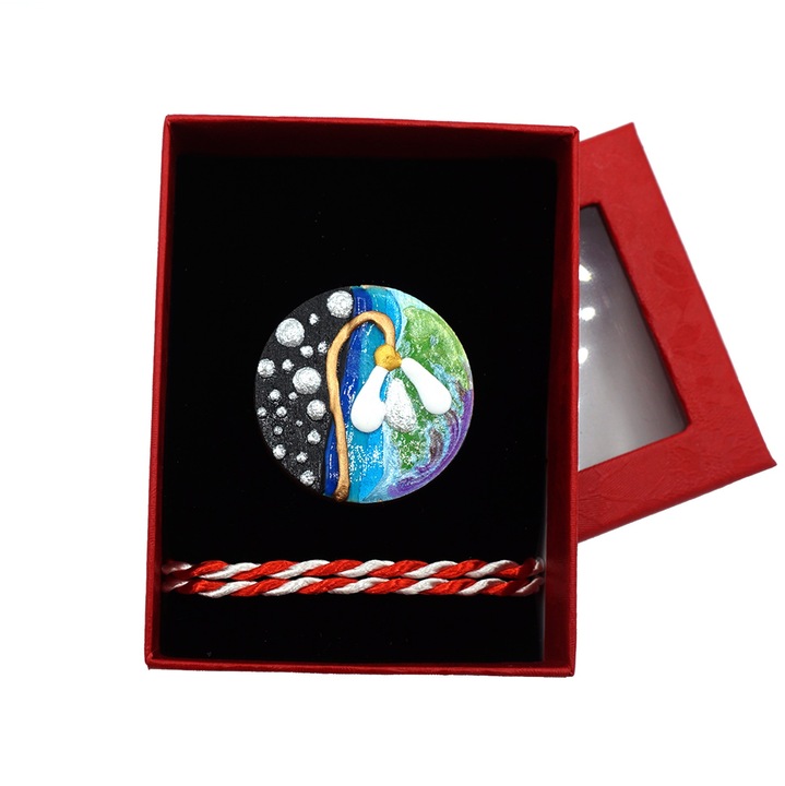 Brosă Mii de ghiocei, Regalo, martisor pictat pe lemn, cutie roșie, 3 cm