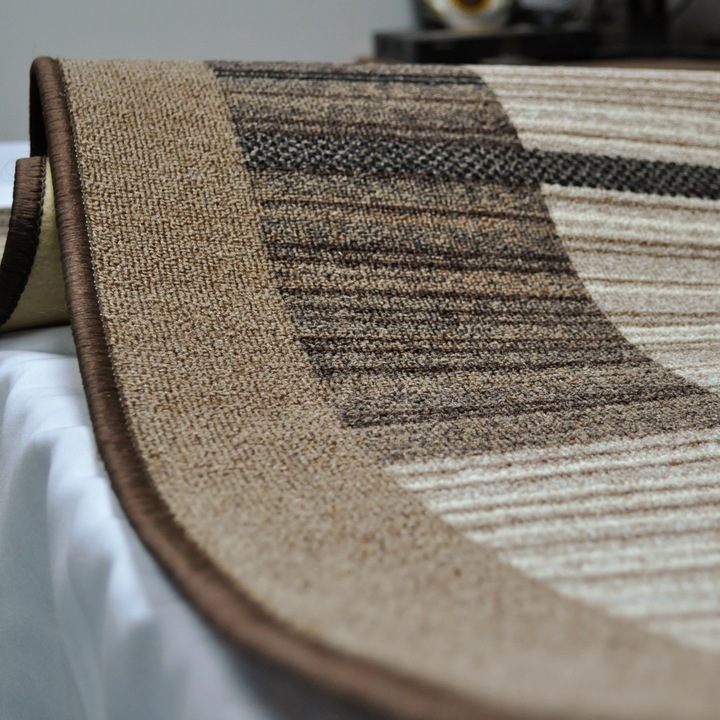 Covor tip traversa, 80 x 400 cm, model Geometric maro-bej, subtire, usor de intretinut, dos din pasla, grosime 1 cm, Magazincovoare