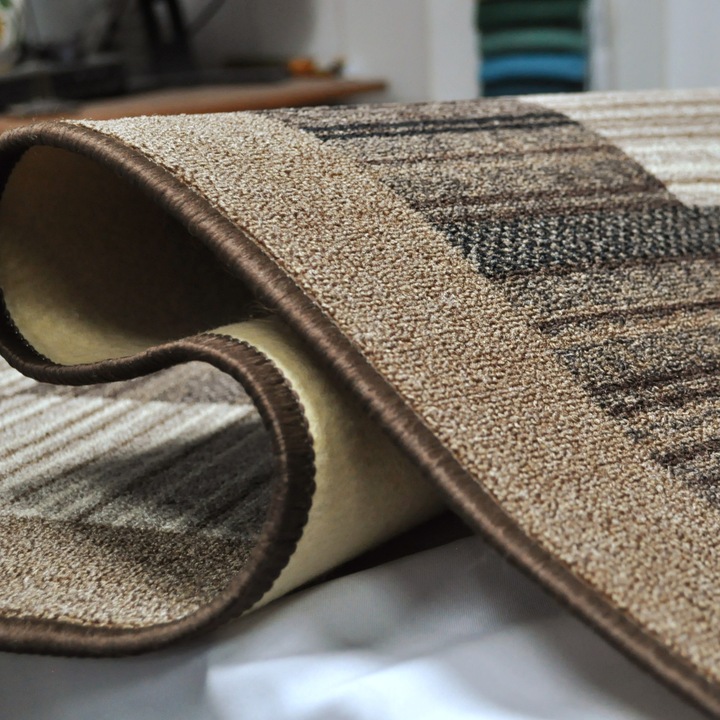 Covor tip traversa, 150 X 200 cm, model Geometric maro-bej, subtire, usor de intretinut, dos din pasla, grosime 1 cm, Magazincovoare